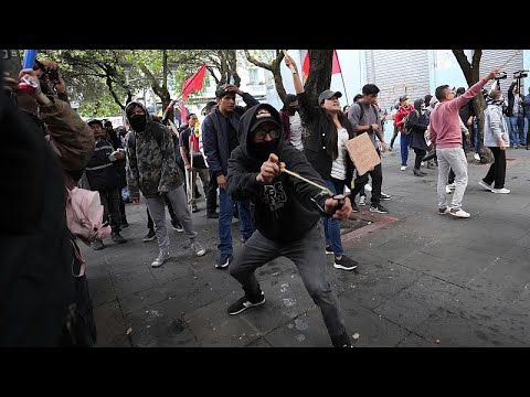 Demonstranten und Polizei prallen in Quito wegen Kürzung der Treibstoffsubventionen aufeinander