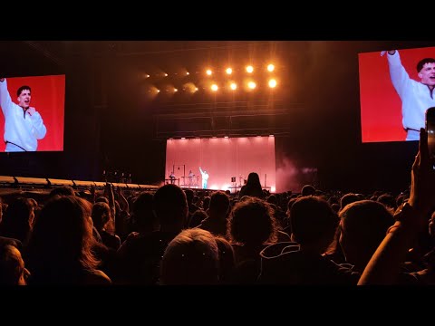 Zetak cantando Hitzeman en su gran concierto Mitoaroa en el Nafarroa Arena