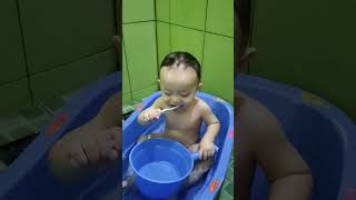 Download lagu Subhanallah..Anak Soleh Baby Gemoy Mandi Sambil Gosok Gigi Sendiri #anakpintar #shortsviral #shorts mp3