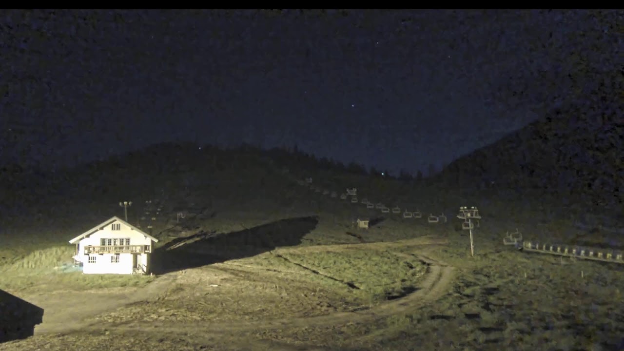 Live webcam view of Summit West Base at Snoqualmie Pass