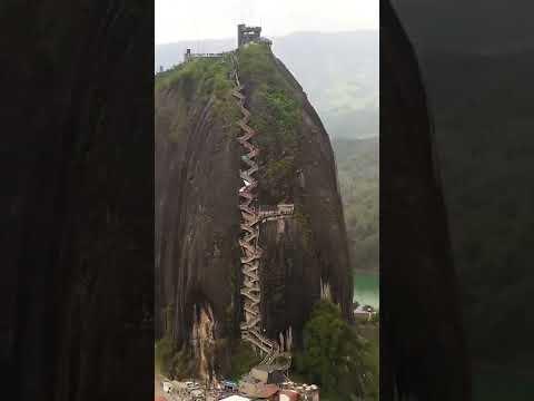 Escalando a maior rocha do mundo?! El Peñón de Guatapé 🇨🇴