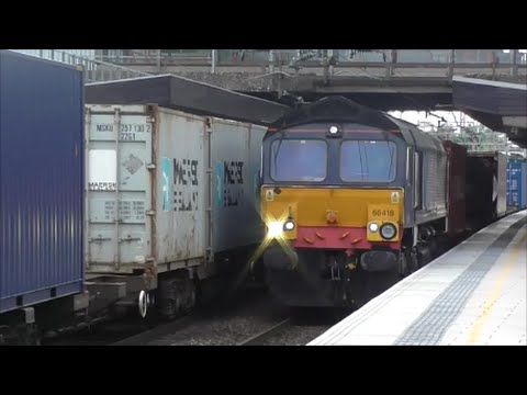 90048 (4M54 Felixstowe-Coatbridge) + 66418 (4O29 Crewe-Southampton) @ Stafford - 30th July 2014
