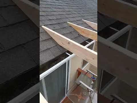 construyendo un pequeño techo en el balcón