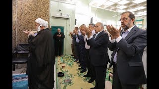 رئيس مجلس الوزراء يؤدي صلاة العيد في مدينة الكاظمية المقدسة ويزور مرقد ابي حنيفة النعمان