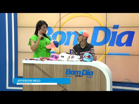 O artesão Jefferson Melo mostra trabalhos com peças em crochê 20 04 2023