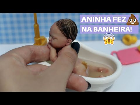 ANINHA FEZ 💩 NA BANHEIRA! 😱 MINI BEBÊ REBORN DE SILICONE SÓLIDO!