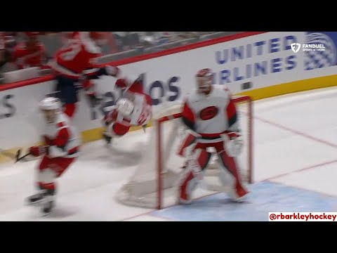 Tom Wilson démolit complètement Logan Stankoven