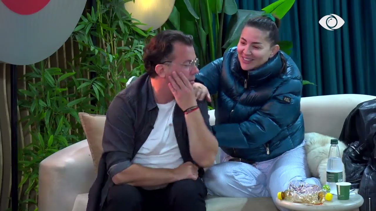 Gjej fjalën, banorët luajnë së bashku në oborr