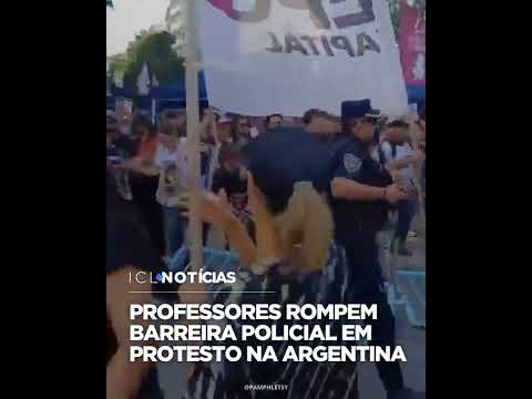 Protesto de 10 mil professores avança sobre barreira policial em Córdoba, na Argentina