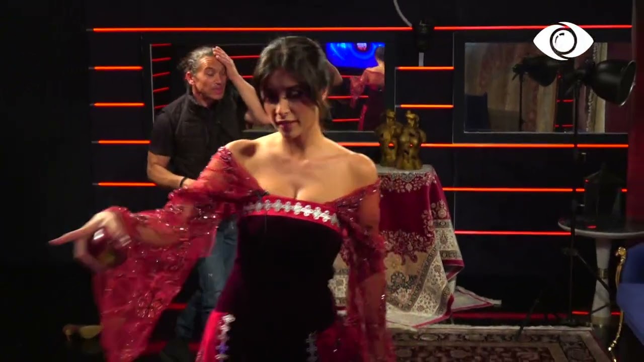 Me një mollë të kuqe në dorë, Jori pozon për aparatin