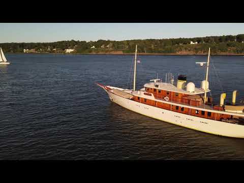 The Yacht Arriva cruising in the #HudsonRiver at Rhinecliff/Kingston