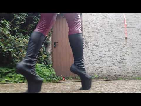 Mr. #HighHeel in heelless #boots and #leather pants