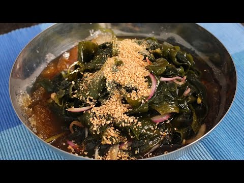 Sweet & sour seaweed salad (Miyeok-muchim: 미역무침)
