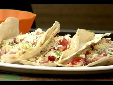 Taquitos de huevo con jamón, tocino y locoto para un desayuno rápido después del carnaval