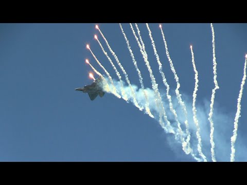 F-22 Raptor dumping flares over Cleveland Airshow