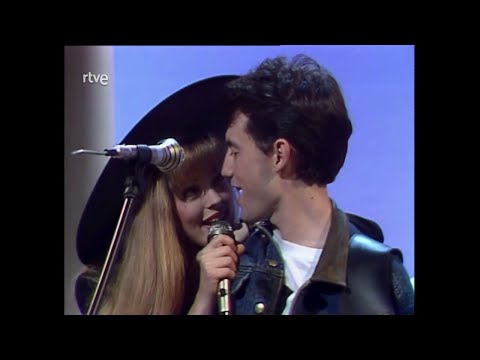 Alex y Christina "Chas! Y Aparezco A Tu Lado" [1988]