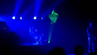 Robyn - We Dance To The Beat