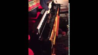 Helge Schneiders Flügeltest während des noch nicht vollendeten Flügeltransportes auf die Bühne.