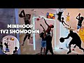 Ein Kind Tritt Gegen Zwei Verteidiger In Einem Mini Basketballspiel An Wahnsinniges Ende