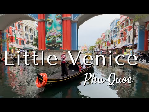 Passeio de barco ao longo do rio Veneza no Grand World Phu Quoc, Vietnã