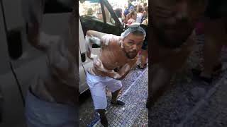HOMEM SE FANTASIA DE RATO TOMANDO BANHO NO CARNAVAL