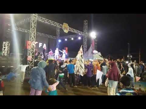 ASIIIK....ternyata cakka nuraga bisa goyang juga kalau bareng rofa band