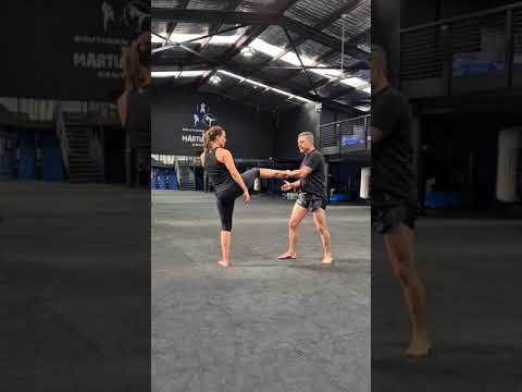 Muay Thai - Round house kick catch including counters tutorial