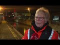 'IJsprikkers' houden sluis met lange stokken ijsvrij
