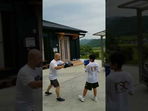 フェイントで相手を誘って打ち終わりを狙う方法【ワンツー】元プロボクサーの親父と息子の自宅トレーニング#shorts