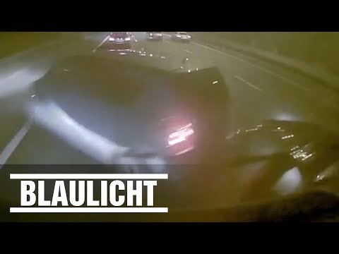 Am Steuer eingeschlafen - Lkw crasht in Stau-Ende / Jetzt Gefängnis