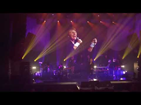 Julio Iglesias jr & Benny Mardones - Into the night [Live performance]