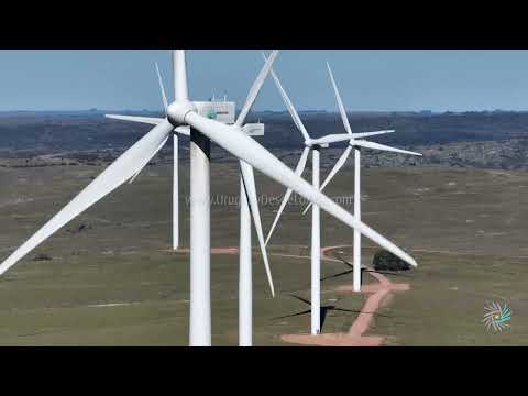 Video aéreo de molinos eólicos de Valentines, departamento de Treinta y Tres M3 11862 70