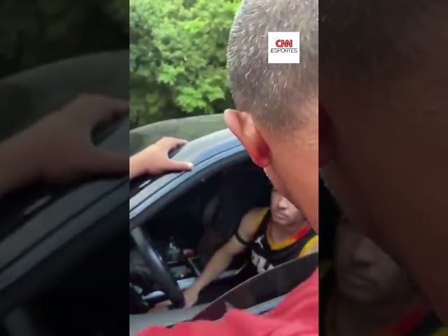 Jogadores do Corinthians são cobrados por torcedores na porta do CT | CNN ESPORTES