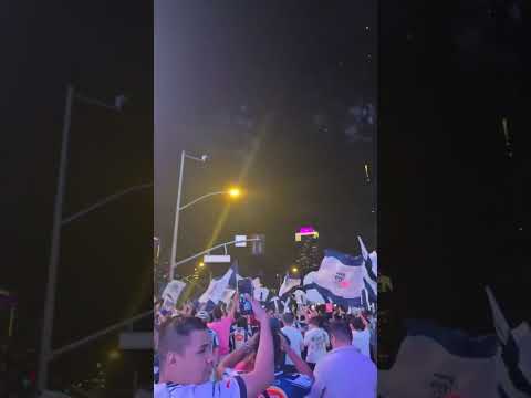 "Historico banderazo de la hinchada de Monterrey anoche, previa del partido vs River por el mundial" Barra: La Adicción &bull; Club: Monterrey