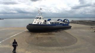 preview picture of video 'Hovercraft Departing Ryde'