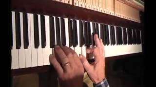 Hamburger Urgestein Günther Henzel spielt den alten Piano Blues