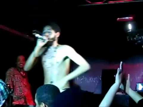 EMICIDA CAINDO DO PALCO NA RINHA DO MCS       [INEDITO]