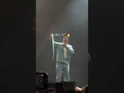 Kollegah gives Farid Bang a picture at his concert (jbg4?)