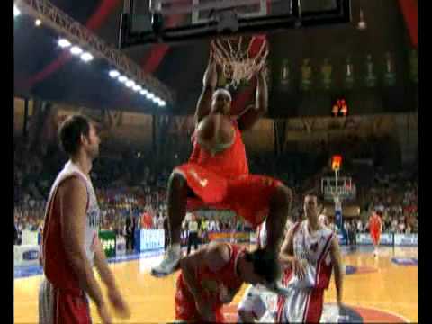 Schiacciata di Travis Watson (Armani Jeans Olimpia Milano) vs Varese