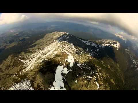 Sobrevolando en paramotor la sierra de Peñalara.