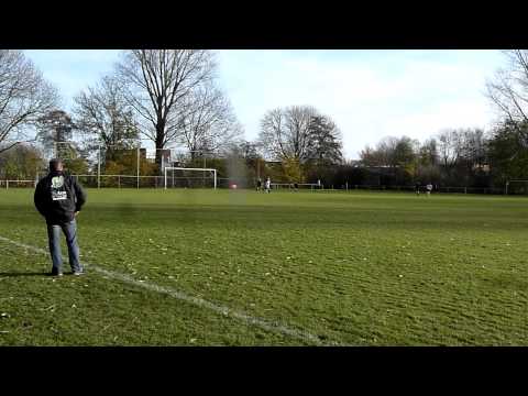 26nov2011 Voetbal Groote Lindt C1-Aswh - schot Richard zijnet