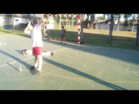 Haciendo el mannequin challenge en handball