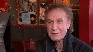 Kinks star Ray Davies returns home on the eve of his knighthood