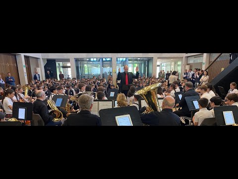 La Banda Sinfónica de Irabia-Izaga deslumbra en su visita a Gaztelueta (Leioa, Bizkaia)