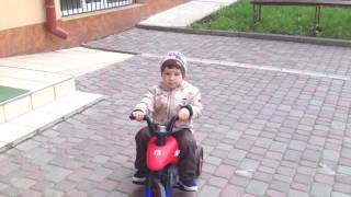 Sen the First i електричний велосипед Jamara Ride-on E-Trike