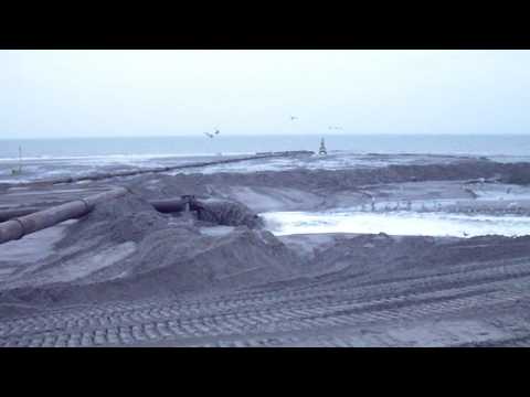 Opspuiten strand bij 's-Gravenzande