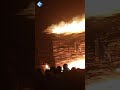 Vreugdevuren trekken duizenden mensen naar de kust | #shorts