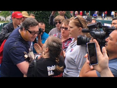 TDW 1425 - Politics : Eggs Thrown / Riot Police