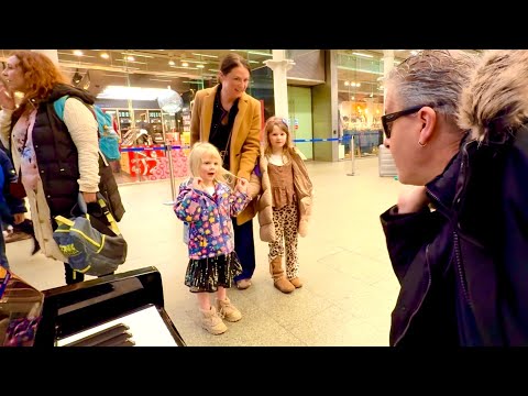 Little Girl Asks For Her Favourite Song At The Piano #piano #boogiewoogie #jazzmusic #christmas