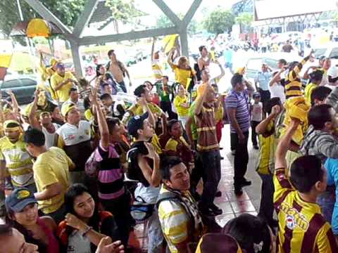 "Tribu Gerrera calentando" Barra: Tribu Guerrera &bull; Club: Trujillanos